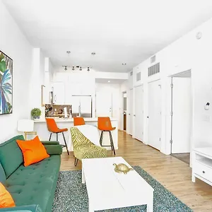 Modern 1br Downtown Oasis W Balcony & Rooftop Pool Apartment
