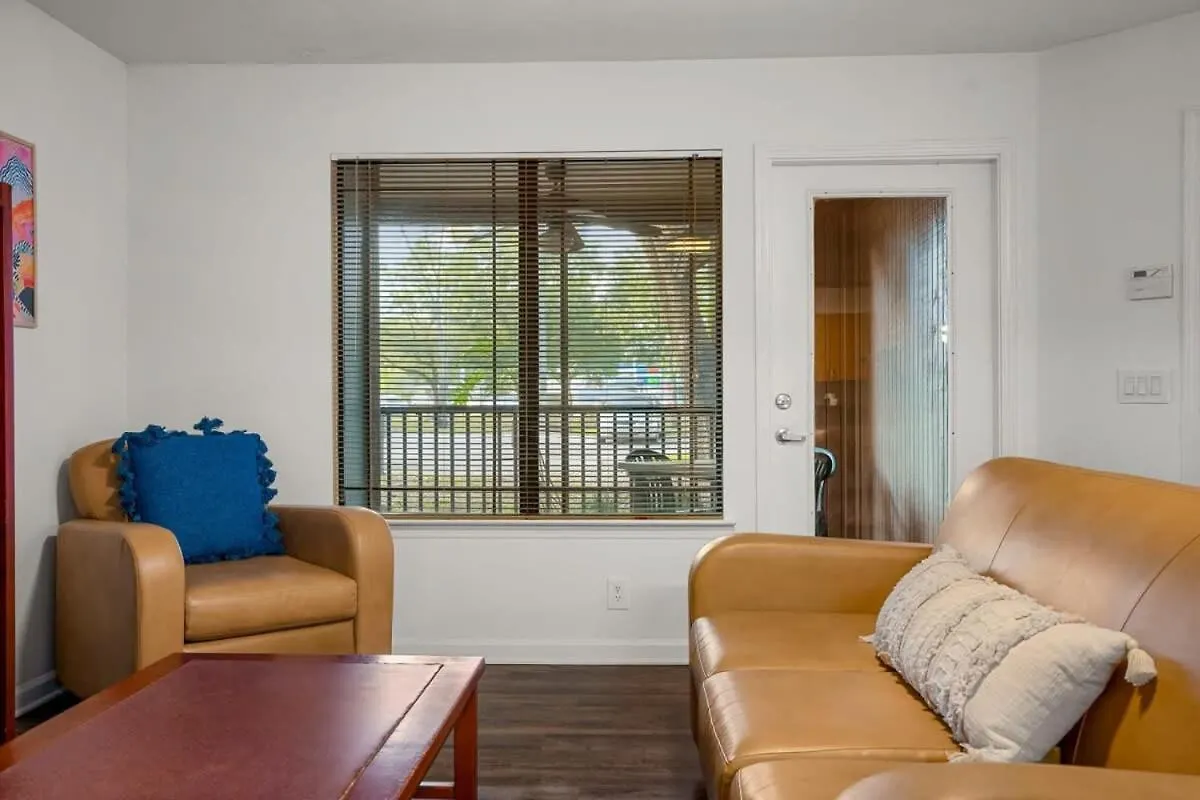 Budget Friendly Sleeps 8 Discounts Available Tampa 0*,